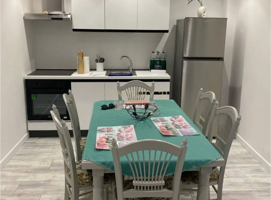 Tirane, jepet me qera apartament duplex 2+1 Kati 1, 100 m² 1.300 € (Myslym Shyri)