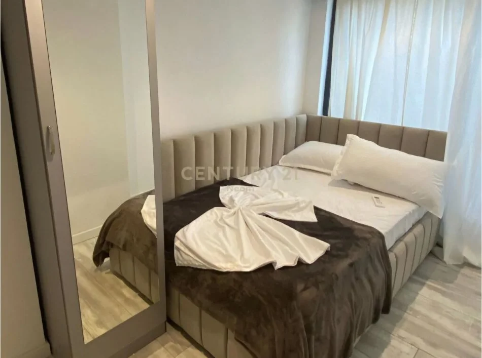 Tirane, jepet me qera apartament duplex 2+1 Kati 1, 100 m² 1.300 € (Myslym Shyri)