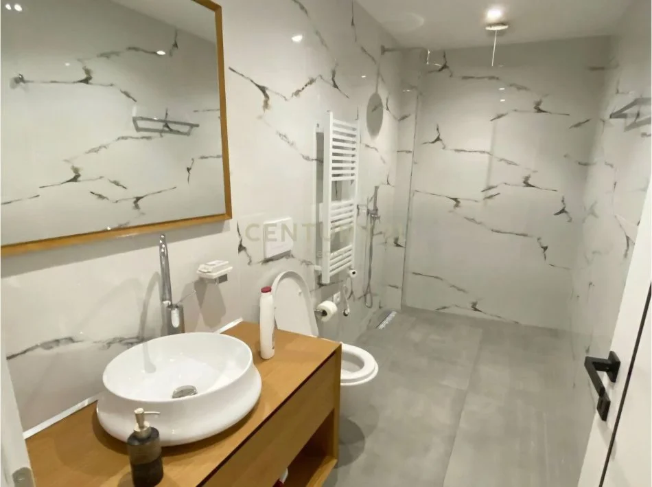 Tirane, jepet me qera apartament duplex 2+1 Kati 1, 100 m² 1.300 € (Myslym Shyri)