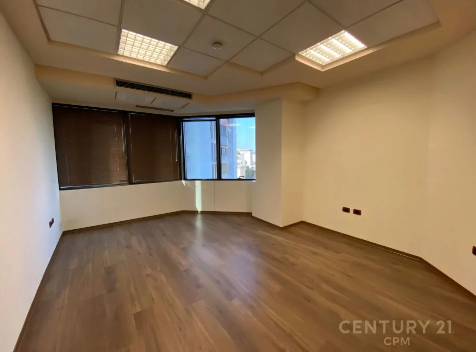 Tirane, jepet me qera ambjent biznesi Kati 5, 104 m² 1.900 € (Ish Blloku)
