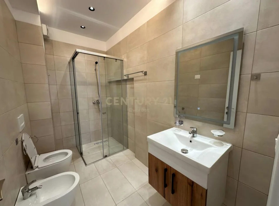 Tirane, jepet me qera 2+1 , 110 m² 900 € (Kodra e Diellit)