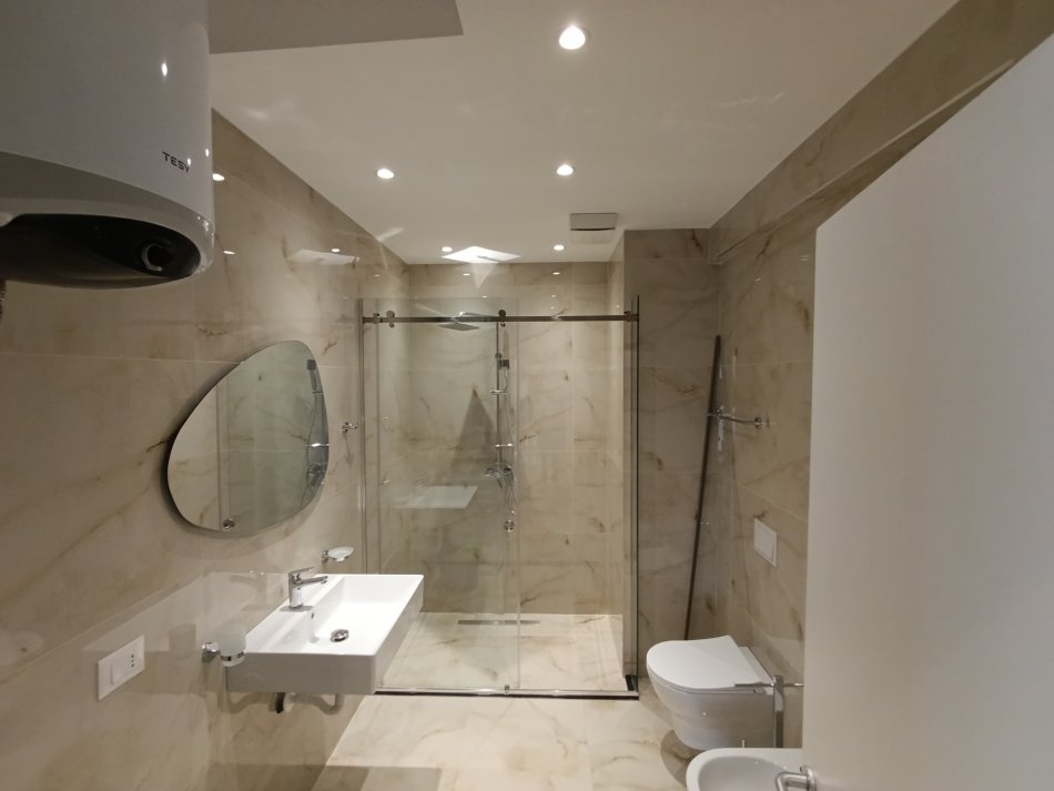 Tirane, jepet me qera apartament 2+1+Aneks+Ballkon Kati 3, 80 m² 1.200 € (Mbrapa Radisson)