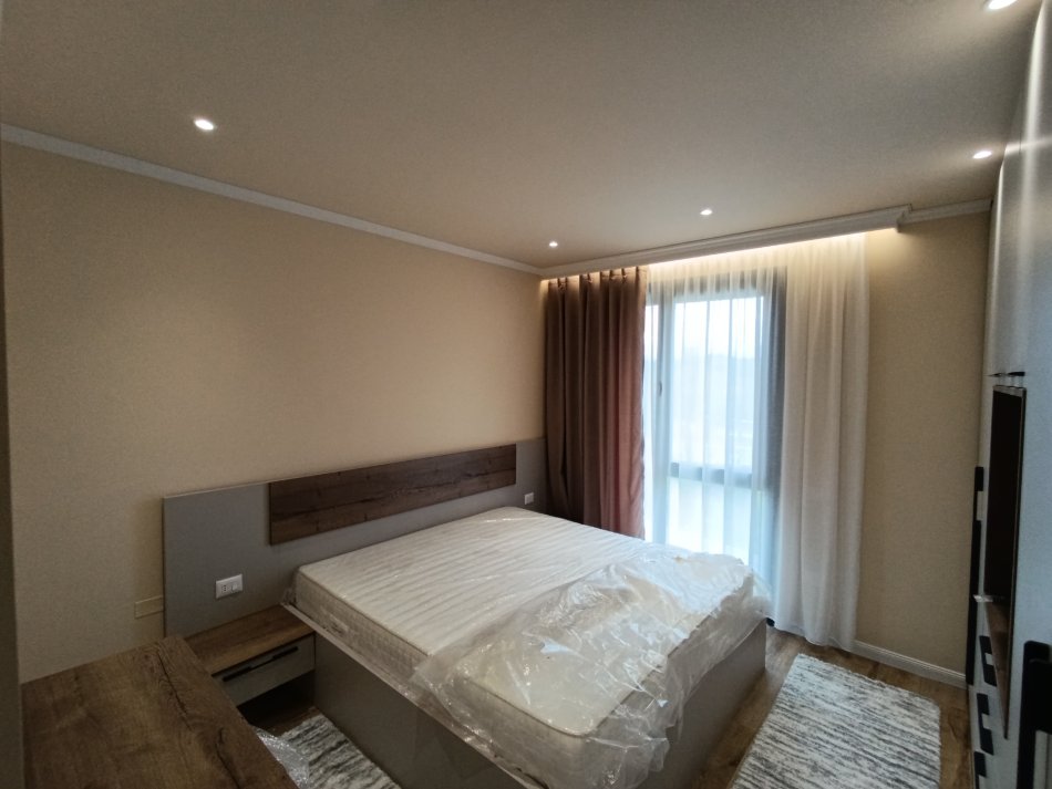 Tirane, jepet me qera apartament 2+1+Aneks+Ballkon Kati 3, 80 m² 1.200 € (Mbrapa Radisson)