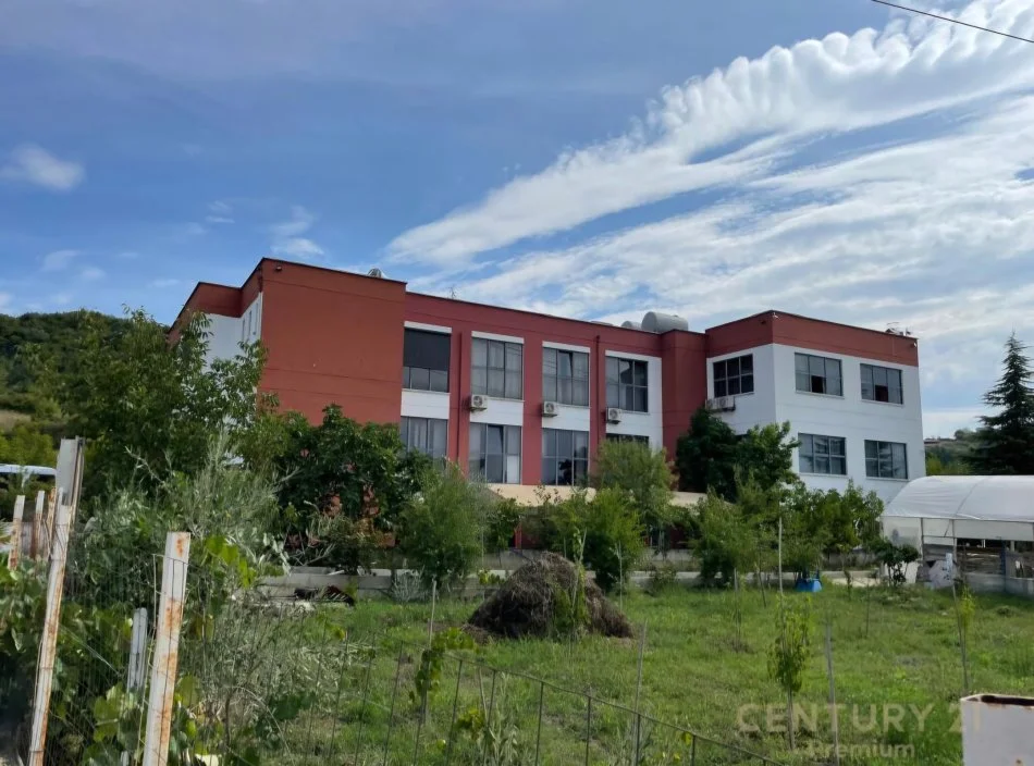Tirane, jepet me qera ambjent biznesi Kati 4, 3.700 m² 6.500 € (Prush)