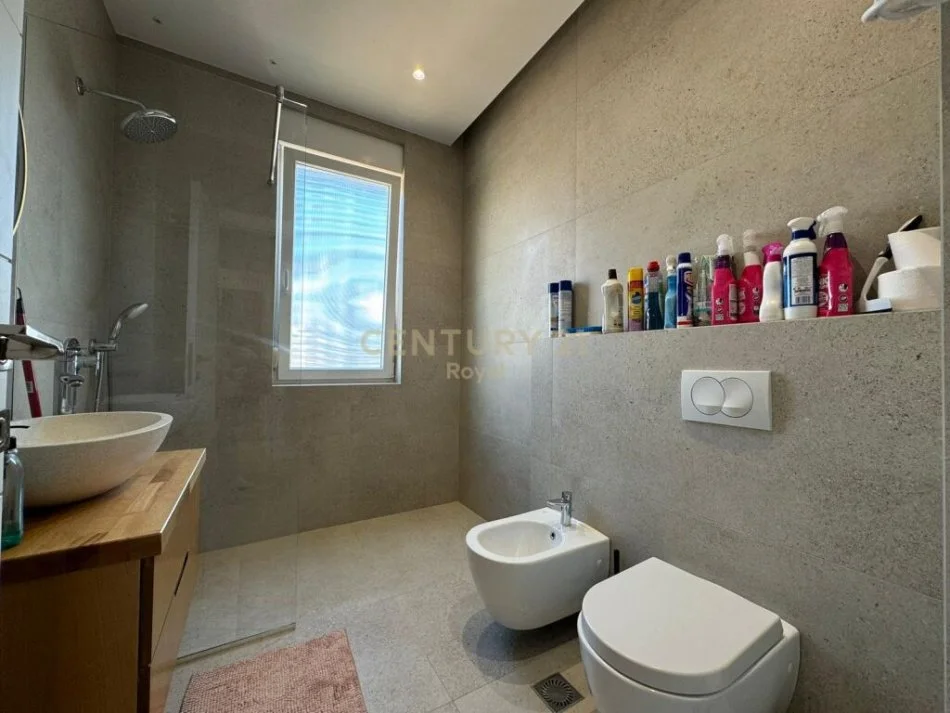 Tirane, jepet me qera apartament 2+1 Kati 7, 96 m² 1.200 € (Rruga e Kavajës)