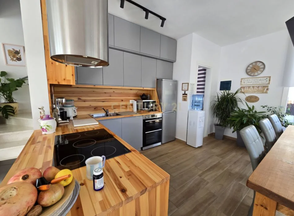 Durres, shitet Vile 3+1 Kati 2, 320 m² 398.000 € (Gjiri I Lalzit)