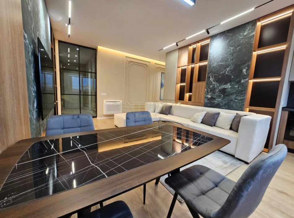 Tirane, jepet me qera apartament 2+1 Kati 8, 117 m² 1.600 € (Rruga e Barrikadave)