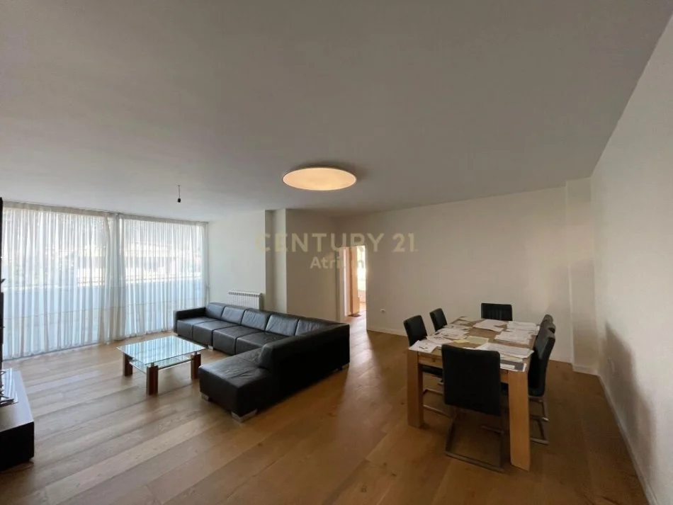 Tirane, shitet apartament 4+1 Kati 3, 325 m² 450.000 € (Kinostudio)