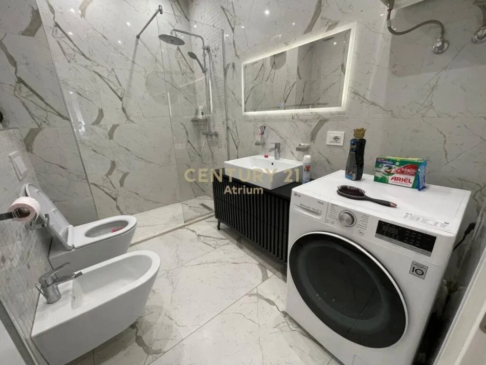 Tirane, jepet me qera apartament 2+1 Kati 4, 92 m² 800 € (Porcelan)