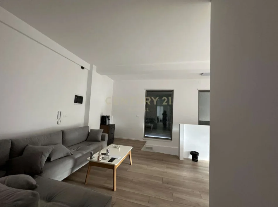 Tirane, jepet me qera zyre Kati 1, 138 m² 2.000 € (Rruga e Kavajës)