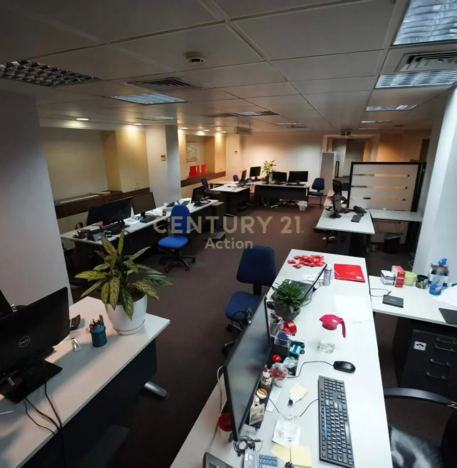 Tirane, jepet me qera zyre , 289 m² 9.300 € (Rruga e Kavajës)