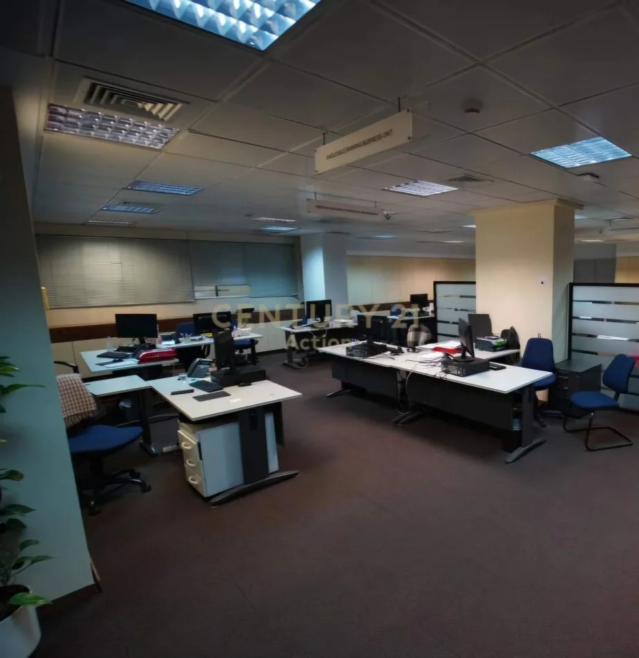 Tirane, jepet me qera zyre , 289 m² 9.300 € (Rruga e Kavajës)