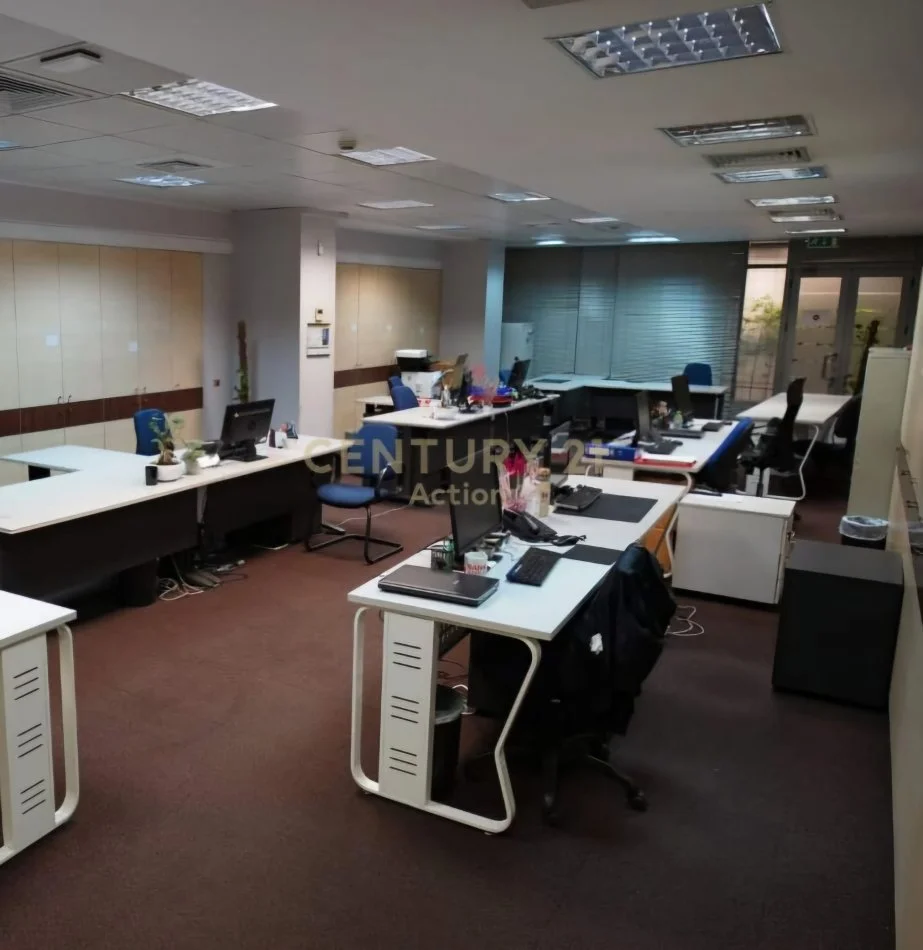Tirane, jepet me qera zyre , 289 m² 9.300 € (Rruga e Kavajës)
