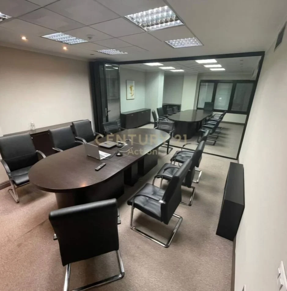 Tirane, jepet me qera zyre , 289 m² 9.300 € (Rruga e Kavajës)