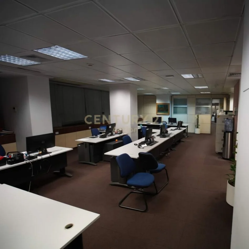 Tirane, jepet me qera zyre , 289 m² 9.300 € (Rruga e Kavajës)