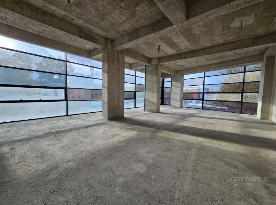 Tirane, jepet me qera ambjent biznesi Kati 1, 170 m² 2.040 € (Rruga e Kavajës)