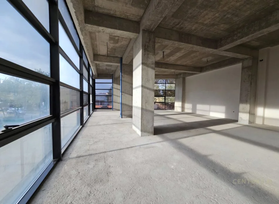 Tirane, jepet me qera ambjent biznesi Kati 1, 170 m² 2.040 € (Rruga e Kavajës)