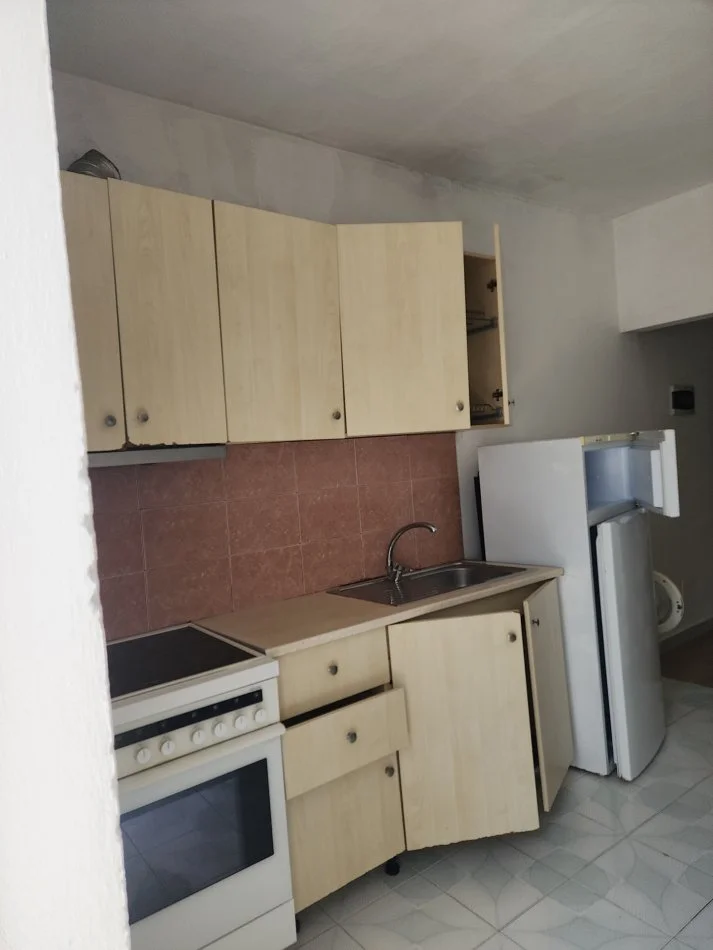 Tirane, jepet me qera shtepi 1+1 Kati 1, 300 € 