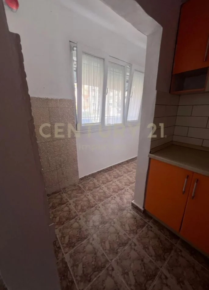 Tirane, shitet apartament 1+1 Kati 1, 64 m² 70.000 € (Kombinat)