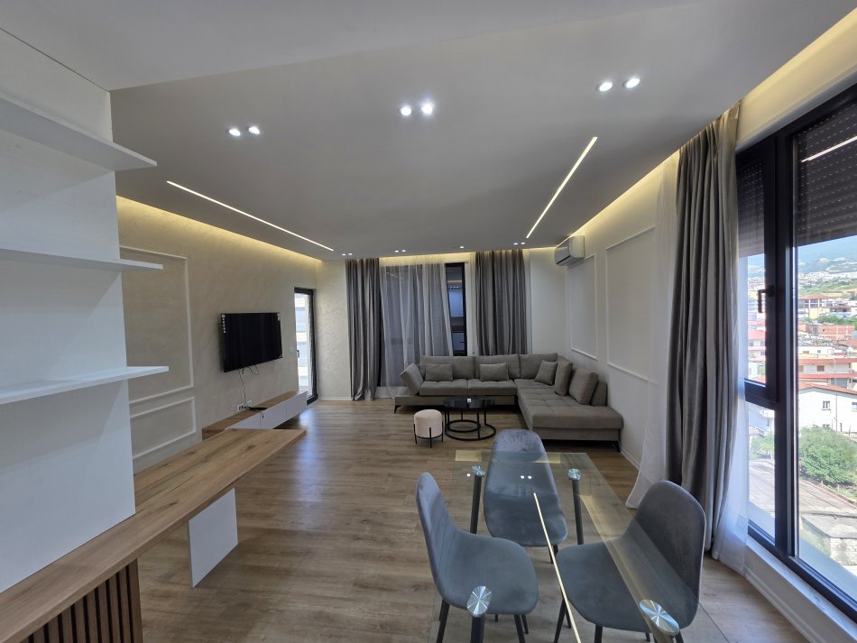 Tirane, shitet apartament 3+1+Ballkon Kati 6, 138 m² 275.000 € (Rruga Xhanfize Keko)
