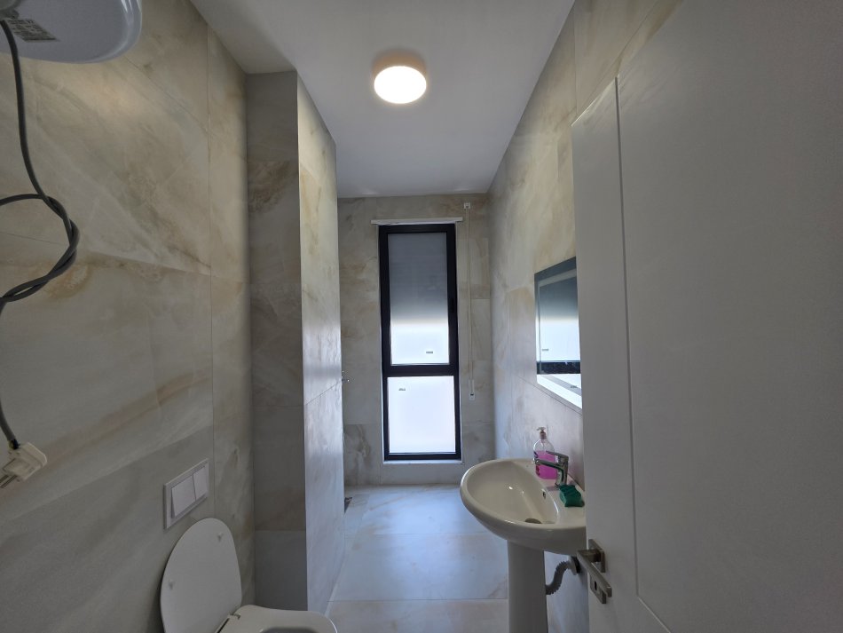 Tirane, shitet apartament 3+1+Ballkon Kati 6, 138 m² 275.000 € (Rruga Xhanfize Keko)