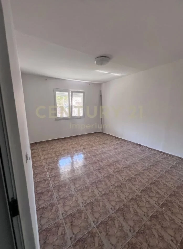 Tirane, shitet apartament 1+1 Kati 0, 64 m² 63.000 € (Kombinat)