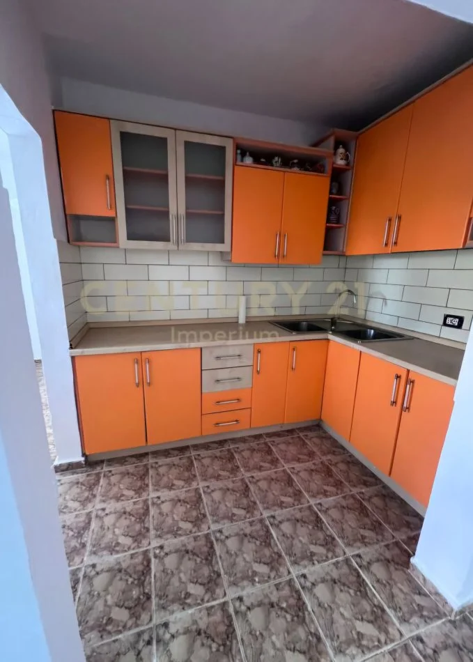 Tirane, shitet apartament 1+1 Kati 0, 64 m² 63.000 € (Kombinat)