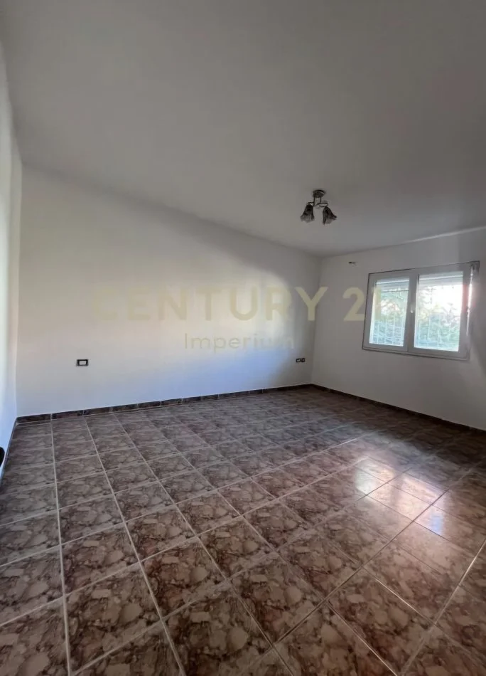 Tirane, shitet apartament 1+1 Kati 0, 64 m² 63.000 € (Kombinat)