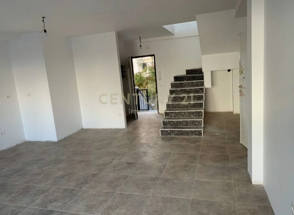 Tirane, shitet apartament duplex 2+1+Ballkon Kati 2, 186 m² 250.000 € (Kopshti Botanik)