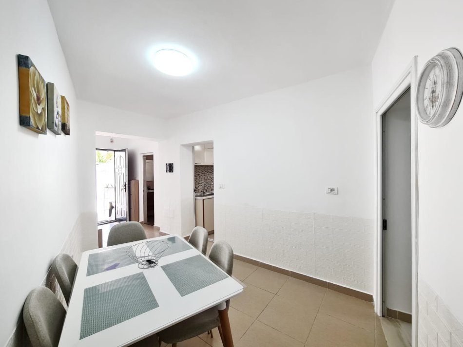 Tirane, jepet me qera apartament 1+1+Aneks+Ballkon Kati 1, 100 m² 700 € (Pazari I ri)