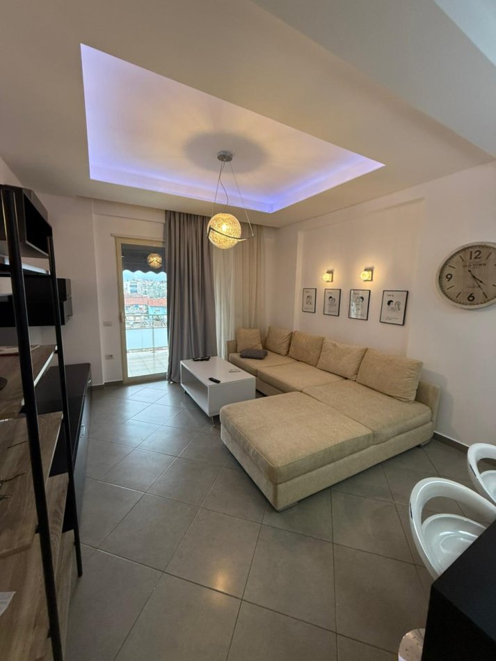 Tirane, jepet me qera apartament 2+1+Aneks+Ballkon Kati 4, 90 m² 500 € (Perballe Amerikan 3)