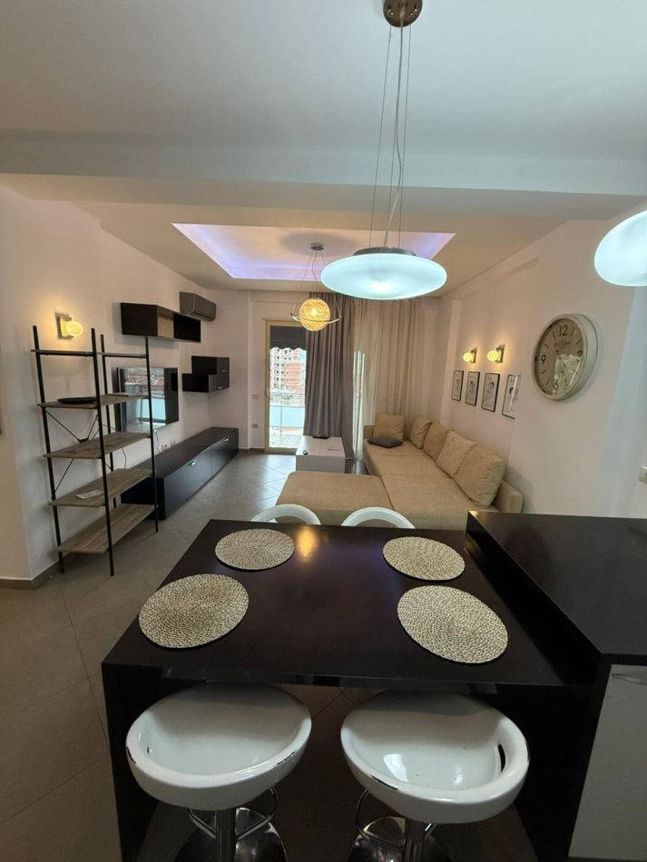 Tirane, jepet me qera apartament 2+1+Aneks+Ballkon Kati 4, 90 m² 500 € (Perballe Amerikan 3)