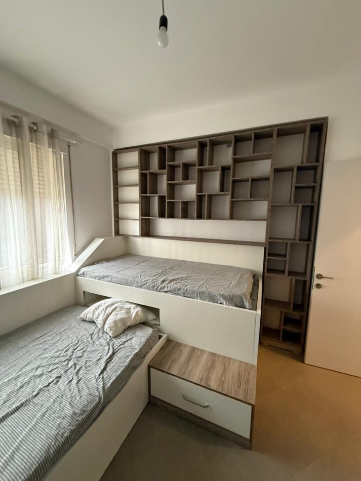 Tirane, jepet me qera apartament 2+1+Aneks+Ballkon Kati 4, 90 m² 500 € (Perballe Amerikan 3)