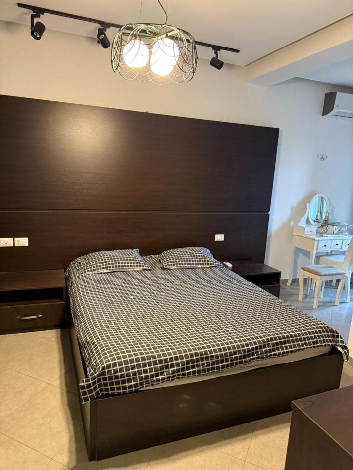 Tirane, jepet me qera apartament 2+1 Kati 5, 95 m² 500 € (Perballe Amerikan 3)