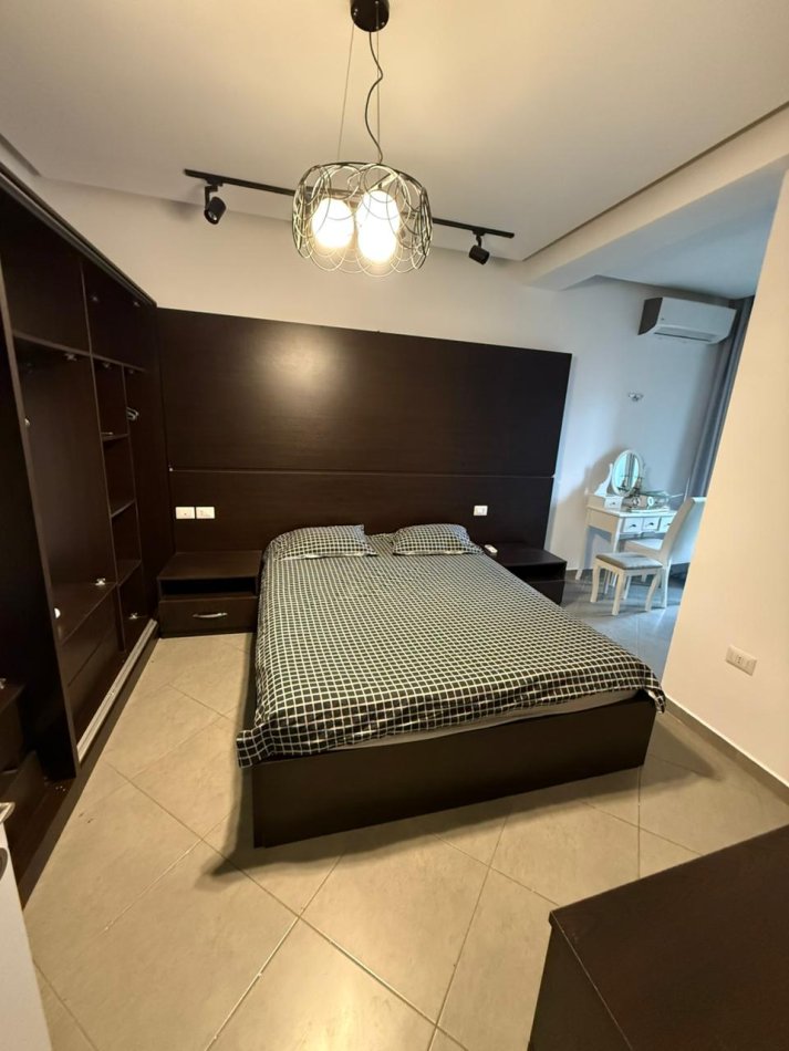 Tirane, jepet me qera apartament 2+1+Aneks+Ballkon Kati 4, 90 m² 500 € (Perballe Amerikan 3)