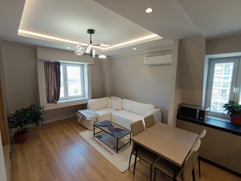 Tirane, jepet me qera apartament+verande | Penthouse 1+1+Aneks+Ballkon Kati 7, 70 m² 700 € (Vasil Shanto)
