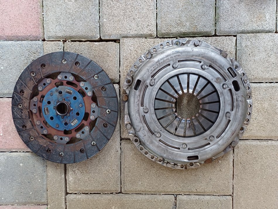 Tirane, shes Disk ,Specidisk . Shumë pak i përdorur. Marka SACHS , Golf 5 Nafte, manuale 5 km 152 €