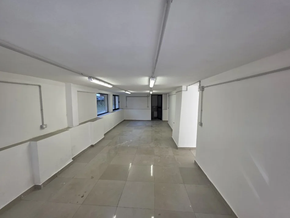 Tirane, jepet me qera magazine Kati 0, 179 m² 700 € (Rruga Karl Gega Stacioni Trenit)