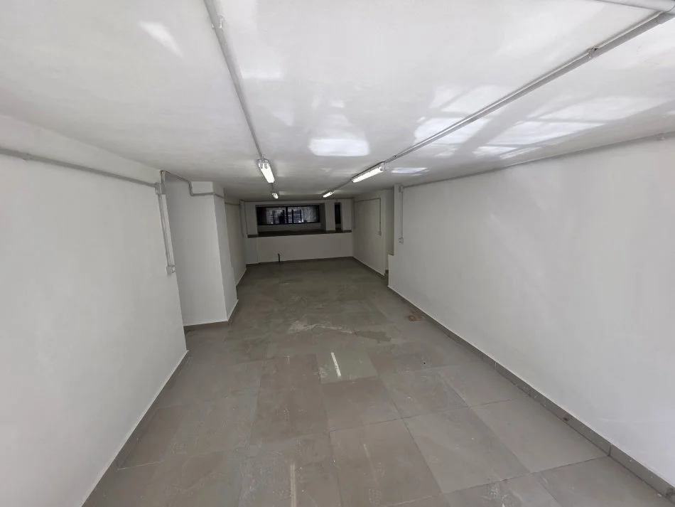 Tirane, jepet me qera magazine Kati 0, 179 m² 700 € (Rruga Karl Gega Stacioni Trenit)