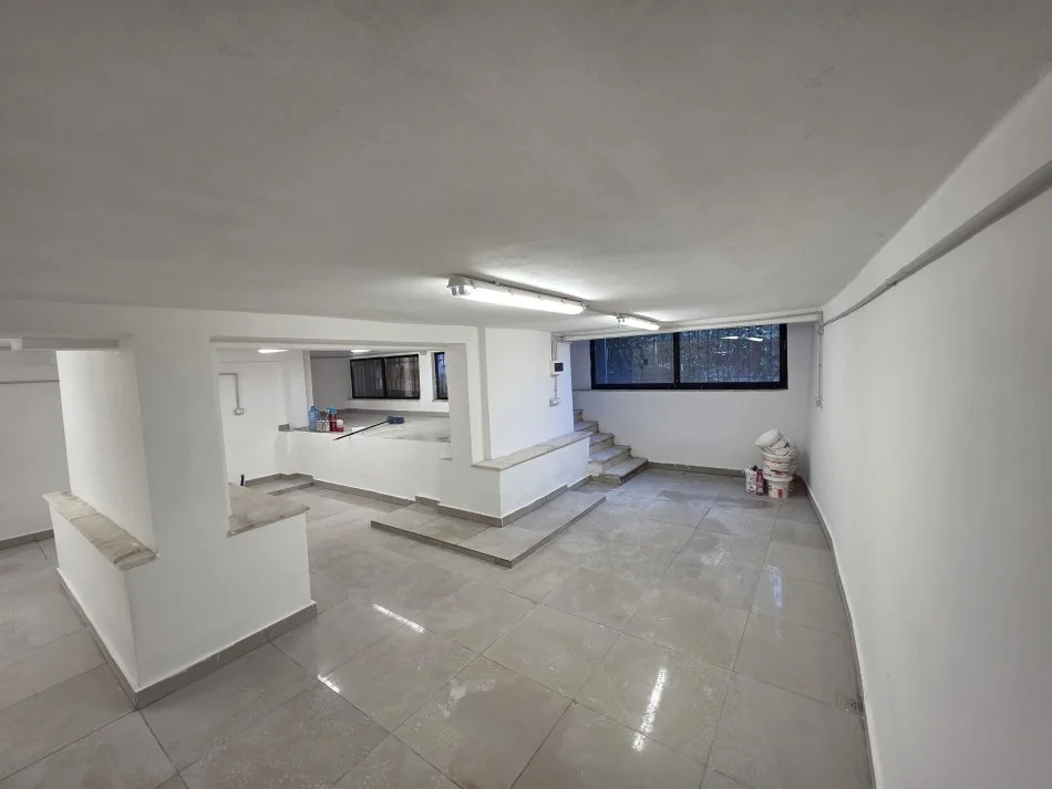 Tirane, jepet me qera magazine Kati 0, 179 m² 700 € (Rruga Karl Gega Stacioni Trenit)