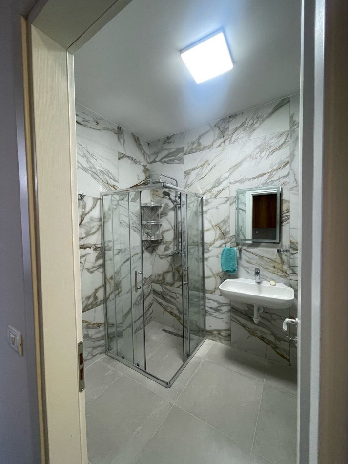 Tirane, jepet me qera apartament 1+1 Kati 4, 60 m² 550 € (Shkolla e kuqe plus post parkimi)
