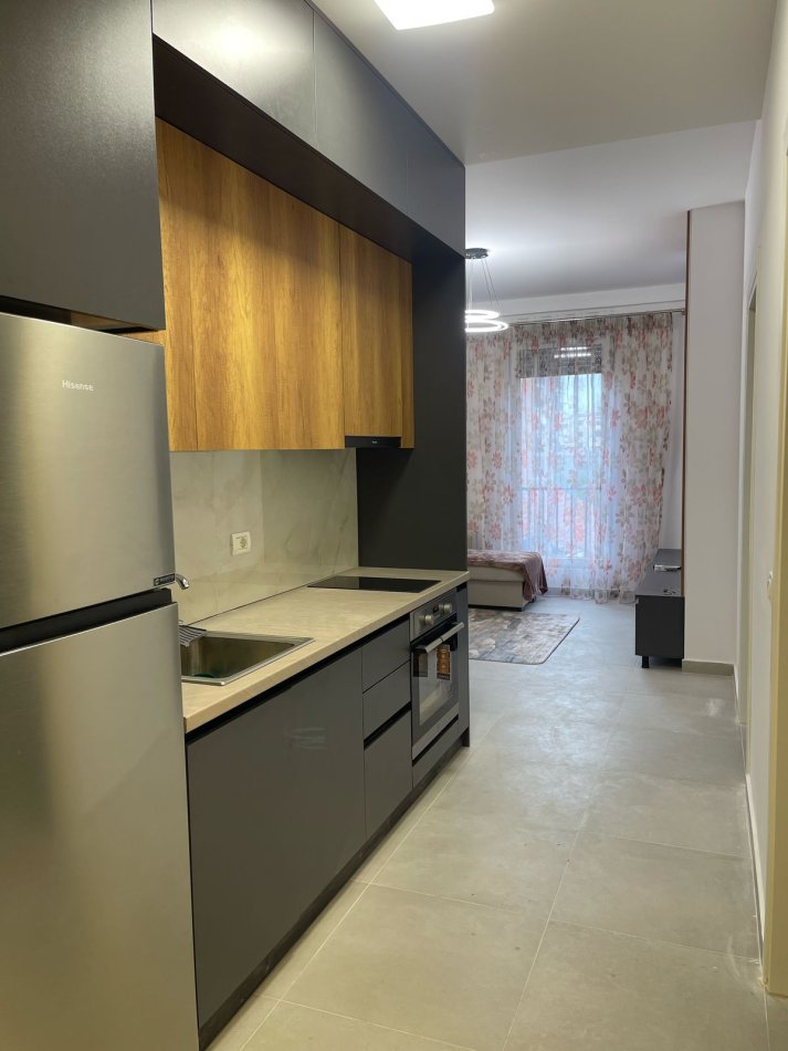 Tirane, jepet me qera apartament 1+1 Kati 4, 60 m² 550 € (Shkolla e kuqe plus post parkimi)