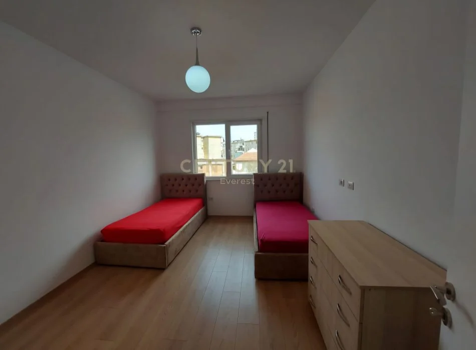 Tirane, jepet me qera apartament 2+1 Kati 3, 122 m² 550 € (Rruga Dritan Hoxha)