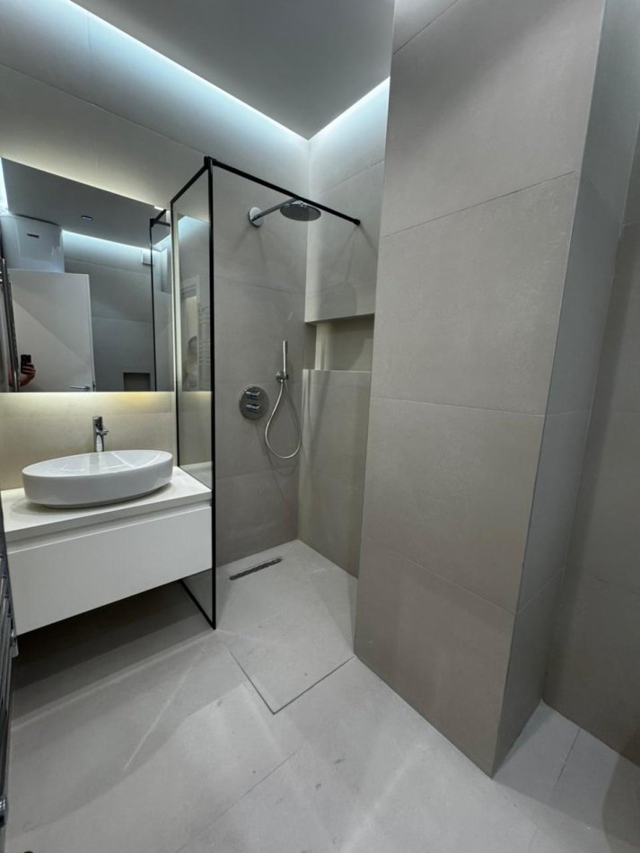Tirane, shitet apartament 2+1+Aneks+Ballkon Kati 3, 107 m² 275.000 € (Pazari I ri)