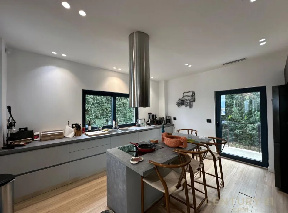 Tirane, jepet me qera Vile Kati 4, 970 m² 6.500 € (Liqeni I Thate)