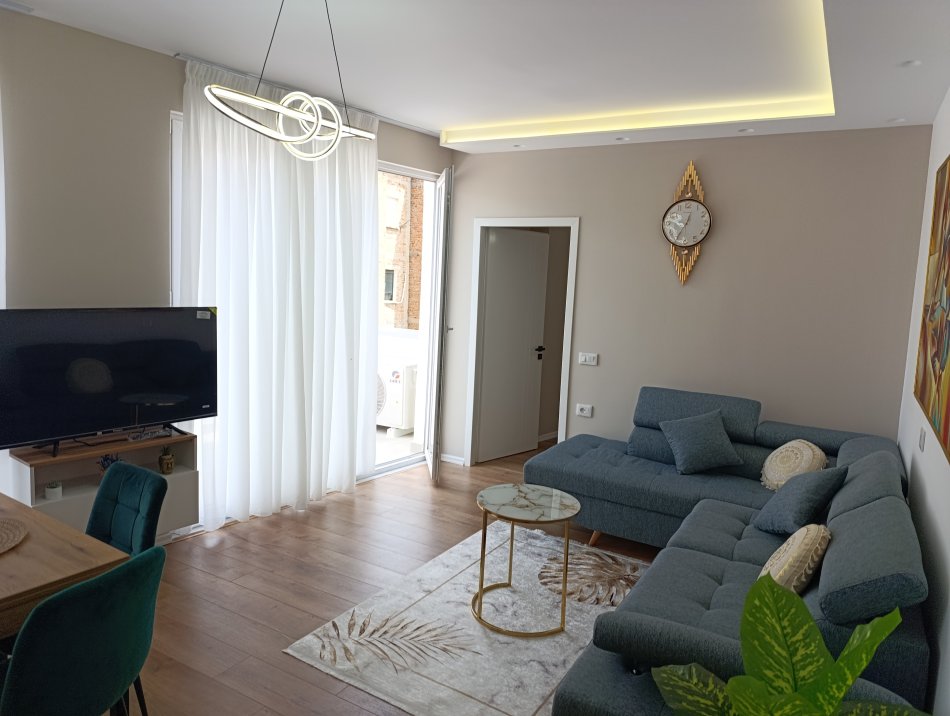 Tirane, jepet me qera apartament 2+1+Aneks+Ballkon Kati 3, 107 m² 1.000 € (Qender)