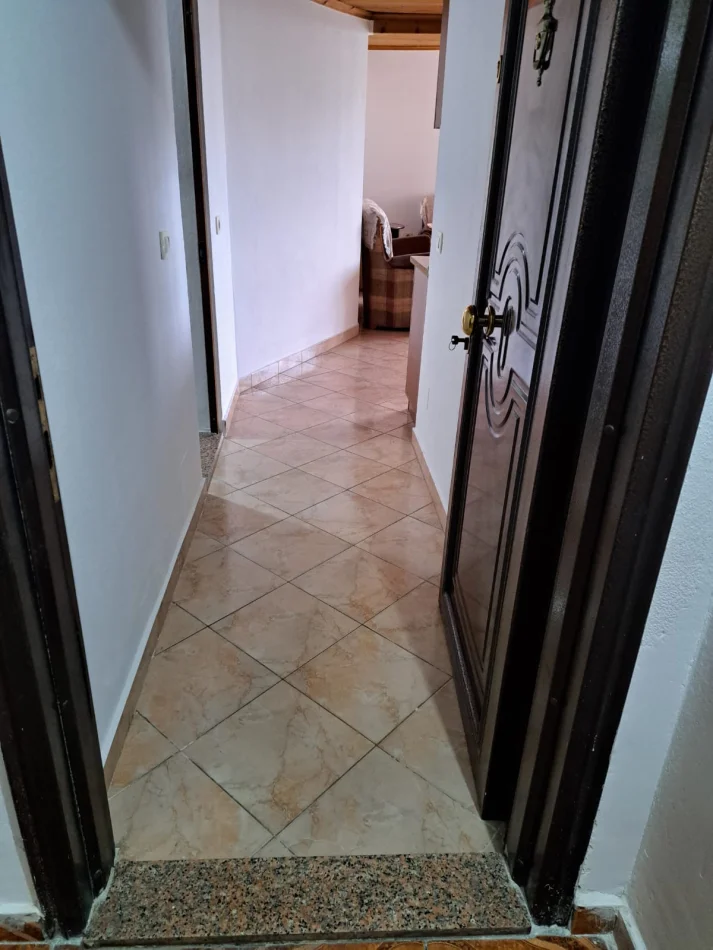 Tirane, jepet me qera apartament 1+1 Kati 4, 70 m² 400 € (Rruga Muzaket)