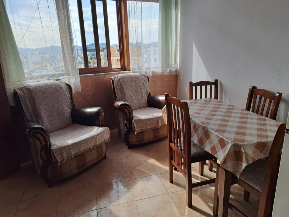 Tirane, jepet me qera apartament 1+1 Kati 4, 70 m² 400 € (Rruga Muzaket)