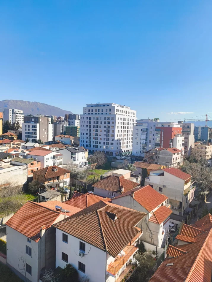 Tirane, jepet me qera apartament 1+1 Kati 8, 70 m² 500 € (Rruga 5 Maji)
