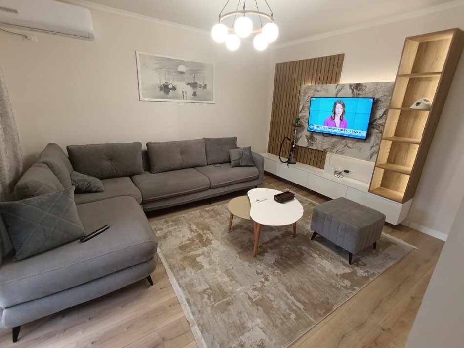 Tirane, jepet me qera apartament 1+1+Aneks+Ballkon Kati 4, 65 m² 450 € (Allias pran Spitalit Nen Tereza)